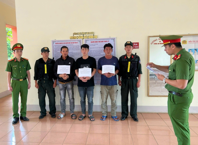 Bắt nhóm sản xuất gần 10.000 giấy tờ giả, thu lợi hàng tỉ đồng- Ảnh 1.