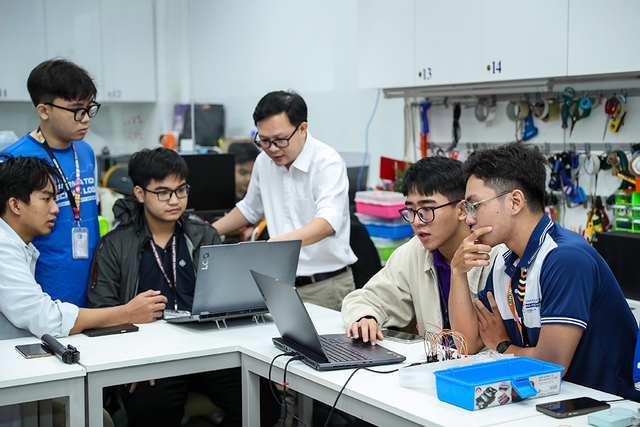 Muốn vươn lên, Việt Nam phải tái định nghĩa đại học - Ảnh 1.