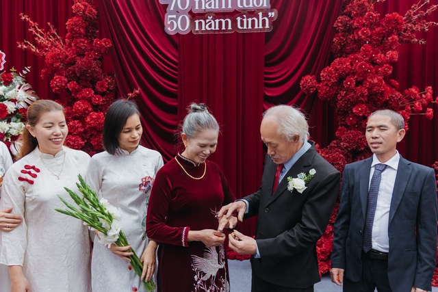 Nên duyên nhờ mai mối, cặp đôi 70 tuổi tổ chức đám cưới vàng sau nửa thế kỷ - Ảnh 1.