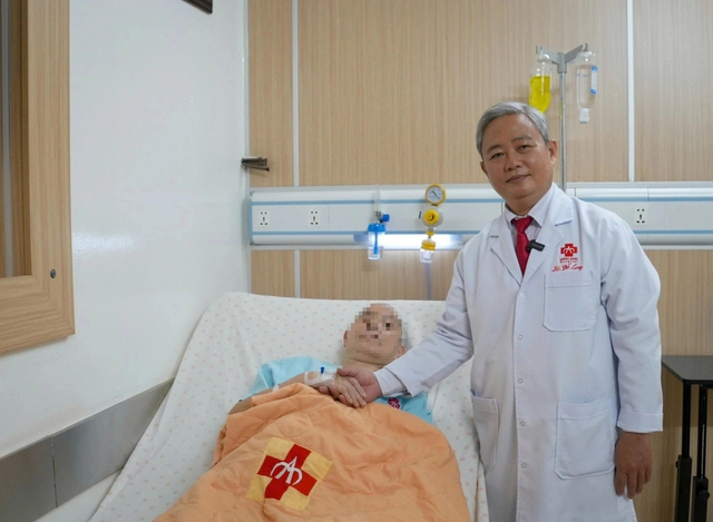 Từ cú ngã xe đạp, nhập viện phát hiện khối u não to như quả cam - Ảnh 1.