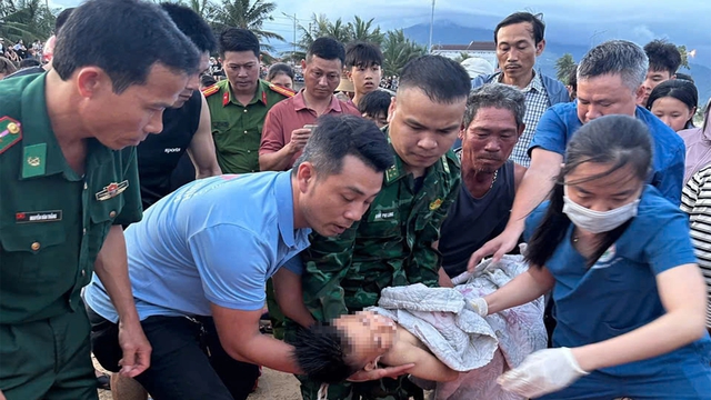 Người đàn ông lao ra biển cứu thành công cháu bé bị đuối nước- Ảnh 1.