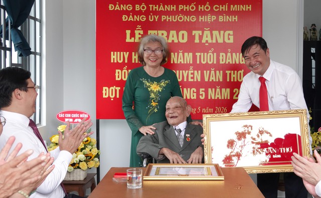 Phó bí thư Lê Quốc Phong trao huy hiệu Đảng cho cụ ông 101 tuổi ở TP.HCM - Ảnh 2.