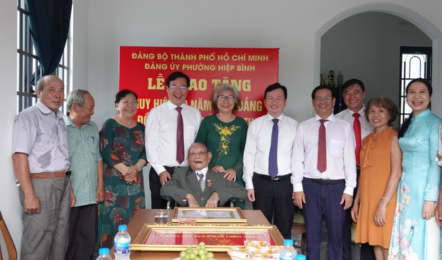 Phó bí thư Lê Quốc Phong trao huy hiệu Đảng cho cụ ông 101 tuổi ở TP.HCM - Ảnh 3.