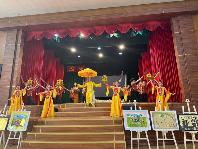 Học sinh học ngữ văn và làm game, quay phim về trò chơi dân gian - Ảnh 1.