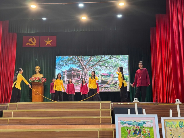 Học sinh học ngữ văn và làm game, quay phim về trò chơi dân gian - Ảnh 2.