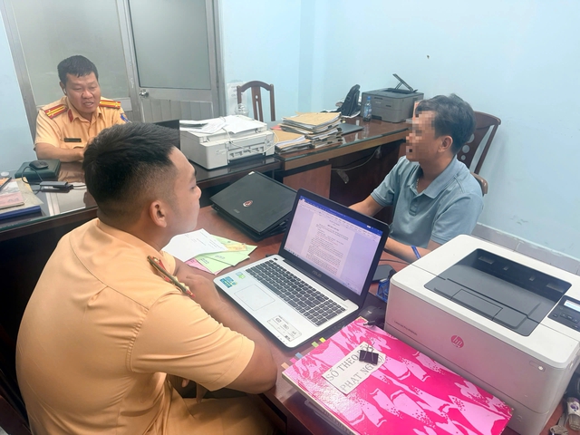 Tài xế xe tải đi ngược chiều bị CSGT TP.HCM phạt 19 triệu nói... do nhìn nhầm - Ảnh 2.