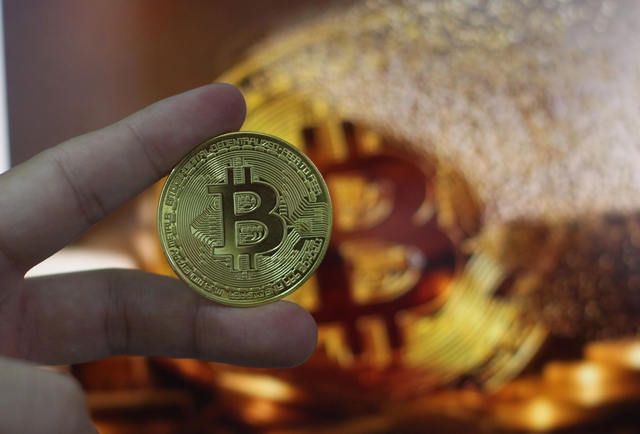 Thủng đáy 77.000 USD khi bóng ma lạm phát bao trùm - Ảnh 1.