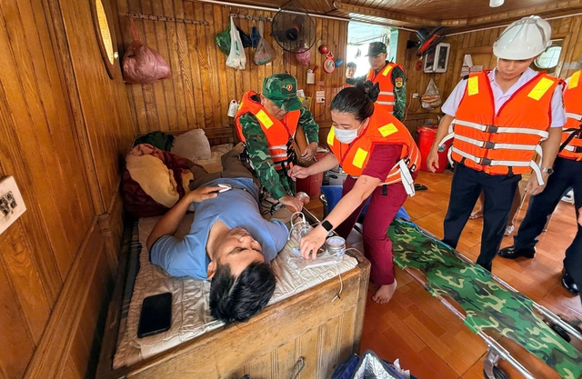 Cấp cứu khẩn cấp thuyền trưởng tàu hàng bị suy hô hấp giữa biển Cửa Việt- Ảnh 1. Cấp cứu khẩn cấp thuyền trưởng tàu hàng bị suy hô hấp giữa biển Cửa Việt- Ảnh 1.
