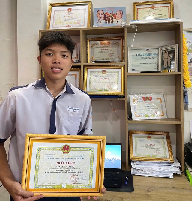 Bí quyết học ‘không cô đơn’ của nam sinh Cần Thơ sở hữu nhiều giải thưởng - Ảnh 2.