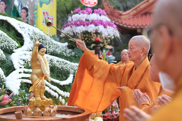 Tắm Phật sao cho đúng? Hòa thượng Thích Lệ Trang nói về ý nghĩa 3 gáo nước - Ảnh 1.