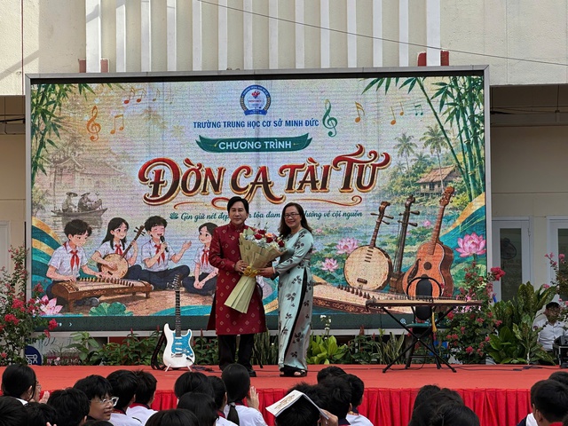 NSƯT Kim Tử Long v&agrave; con trai h&aacute;t cải lương tại trường học - Ảnh 3.