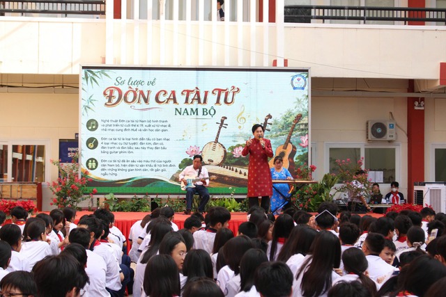 NSƯT Kim Tử Long v&agrave; con trai h&aacute;t cải lương tại trường học - Ảnh 2.