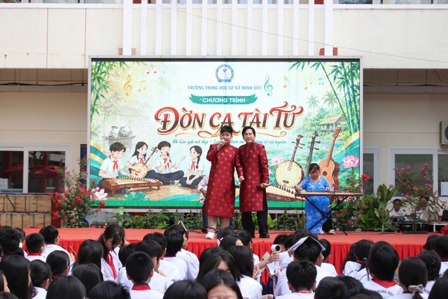 NSƯT Kim Tử Long v&agrave; con trai h&aacute;t cải lương tại trường học - Ảnh 1.
