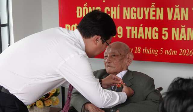 Phó bí thư Lê Quốc Phong trao huy hiệu Đảng cho cụ ông 101 tuổi ở TP.HCM - Ảnh 1.