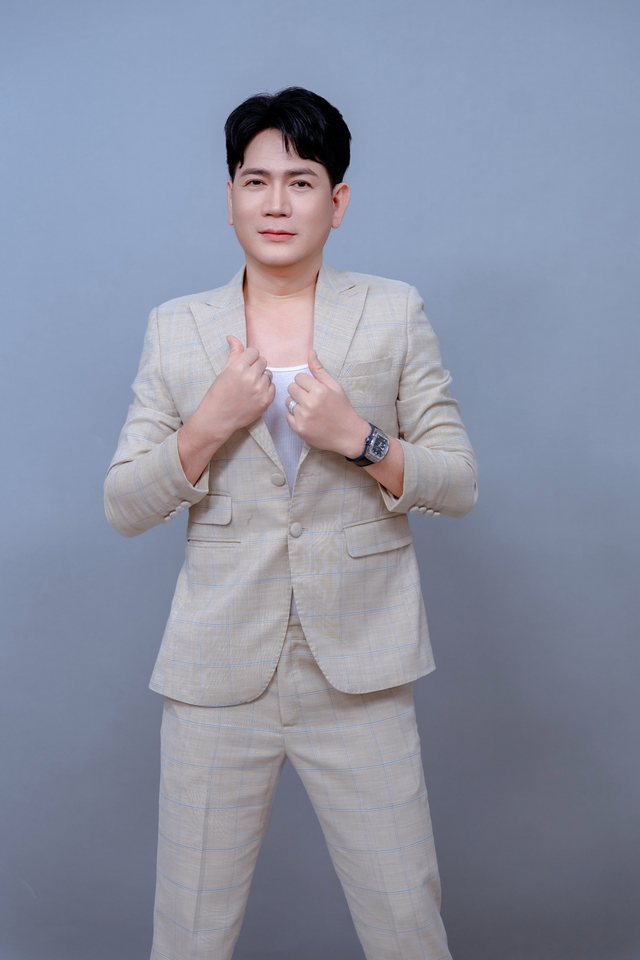 Nam ca sĩ từng muốn bỏ nghề, giờ sống viên mãn bên vợ và 5 con - Ảnh 2.