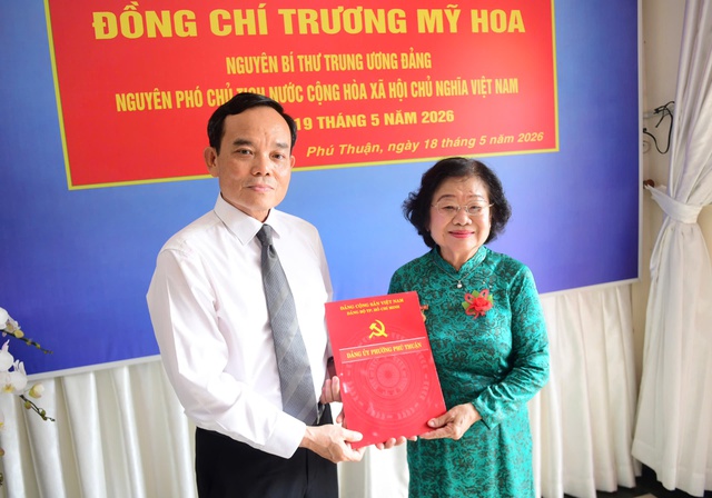 Bí thư Trần Lưu Quang trao Huy hiệu Đảng cho bà Trương Mỹ Hoa - Ảnh 1.