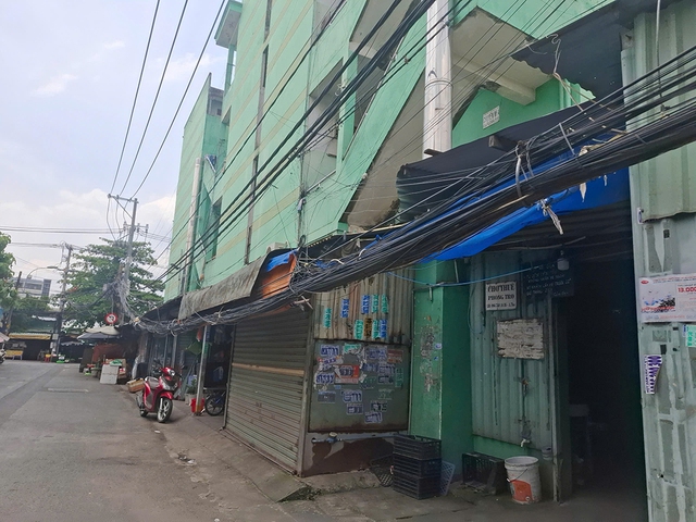 Dây cáp thòng quá thấp trước nhà dân - Ảnh 1.