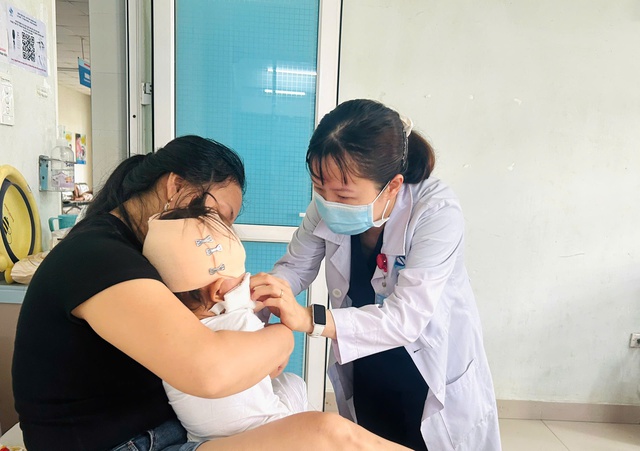Bé trai 19 tháng tuổi bị chó cắn rách sâu vùng đầu, má- Ảnh 1. Bé trai 19 tháng tuổi bị chó cắn rách sâu vùng đầu, má- Ảnh 1.