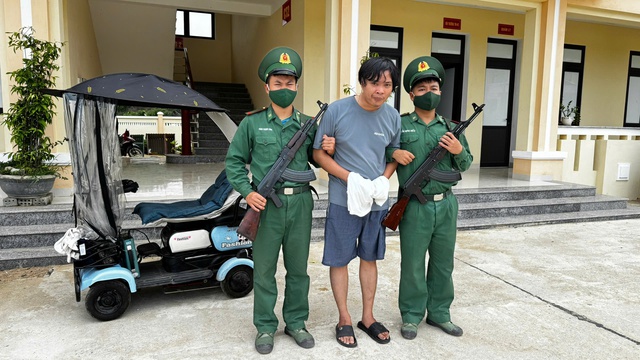 Bắt người đ&agrave;n &ocirc;ng vừa m&atilde;n hạn t&ugrave;, tiếp tục l&agrave;m tiền giả- Ảnh 1.