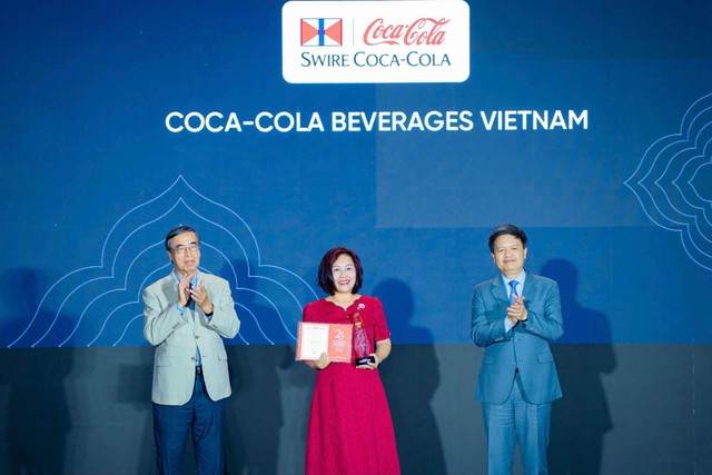 Coca-Cola Việt Nam đạt Top 10 doanh nghiệp bền vững tại giải thưởng Rồng V&agrave;ng 2026 - Ảnh 1.