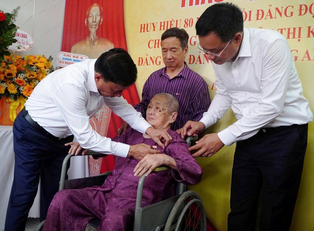 Thường trực Ban Bí thư trao Huy hiệu 80 năm tuổi Đảng cho đảng viên 96 tuổi - Ảnh 2.