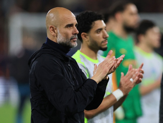 Man City tự &lsquo;bắn v&agrave;o ch&acirc;n&rsquo;, Arsenal được d&acirc;ng sớm chức v&ocirc; địch Ngoại hạng Anh - Ảnh 2.