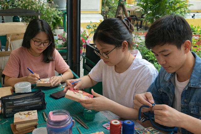 Người trẻ đi làm thêm dịp hè không chỉ vì tiền, tại sao? - Ảnh 1.
