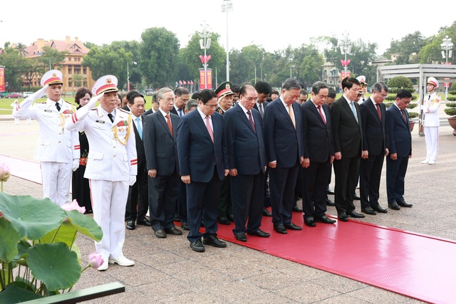 Lãnh đạo Đảng, Nhà nước, MTTQ vào Lăng viếng Chủ tịch Hồ Chí Minh - Ảnh 1.