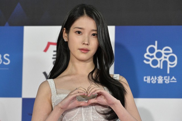 IU và Byeon Woo Seok xin lỗi sau khi bom tấn bị tố 'sai lệch lịch sử' - Ảnh 2.