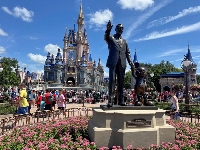 Disney bị kiện vì công nghệ nhận diện khuôn mặt tại các lối vào công viên - Ảnh 1.