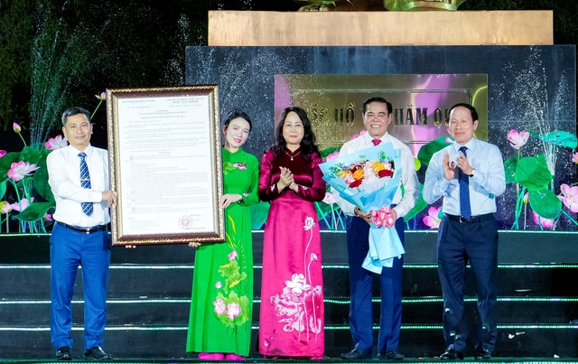 Khai mạc Lễ hội Làng Sen kỷ niệm 136 năm ngày sinh Chủ tịch Hồ Chí Minh- Ảnh 4. Khai mạc Lễ hội Làng Sen kỷ niệm 136 năm ngày sinh Chủ tịch Hồ Chí Minh- Ảnh 4.