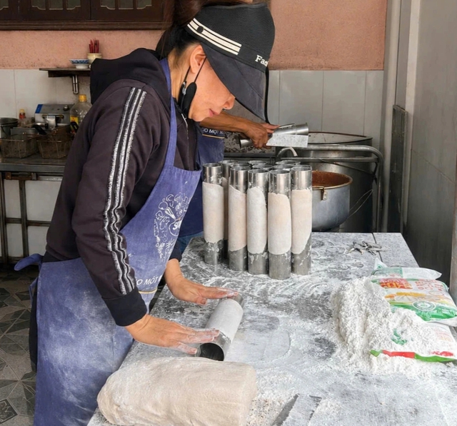Món cháo tên lạ chỉ bán 3 tiếng mỗi sáng ở Đồng Hới, khách đến muộn…hết phần - Ảnh 3.