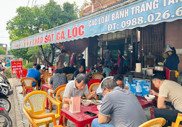 Món cháo tên lạ chỉ bán 3 tiếng mỗi sáng ở Đồng Hới, khách đến muộn…hết phần - Ảnh 5.