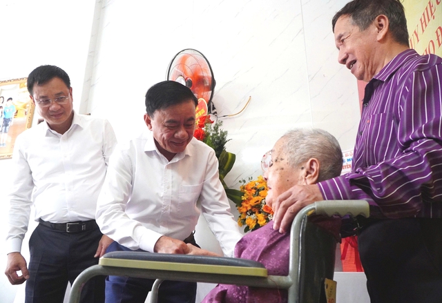 Thường trực Ban Bí thư trao Huy hiệu 80 năm tuổi Đảng cho đảng viên 96 tuổi - Ảnh 1.