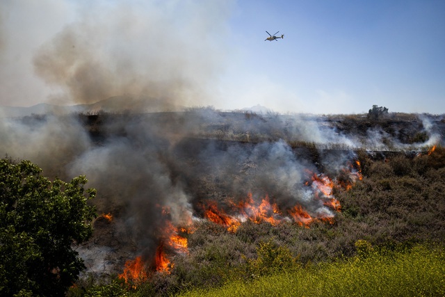 Ch&aacute;y rừng ho&agrave;nh h&agrave;nh ở California, h&agrave;ng ng&agrave;n người được lệnh sơ t&aacute;n - Ảnh 1.