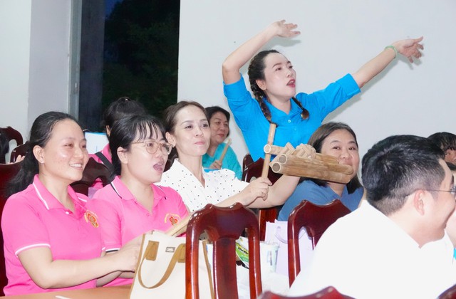 TP.HCM: Hàng trăm người lao động phường Bình Phú thi hát, nhận quà- Ảnh 3. TP.HCM: Hàng trăm người lao động phường Bình Phú thi hát, nhận quà- Ảnh 3.