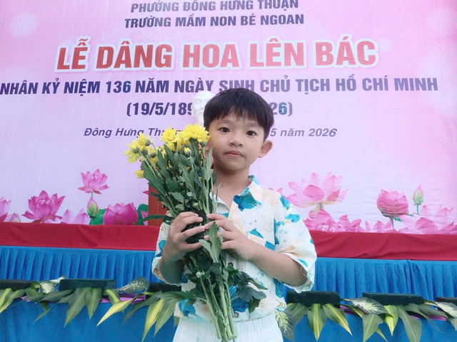 Học sinh trồng c&acirc;y, d&acirc;ng hoa sen mừng ng&agrave;y sinh Chủ tịch Hồ Ch&iacute; Minh - Ảnh 3.