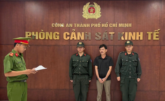 Lừa đảo hơn 22 tỉ đồng bằng chiêu làm giả hồ sơ, giấy phép xây dựng - Ảnh 1.