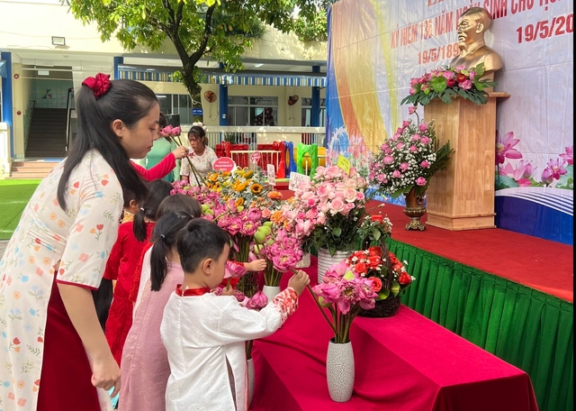 Học sinh trồng c&acirc;y, d&acirc;ng hoa sen mừng ng&agrave;y sinh Chủ tịch Hồ Ch&iacute; Minh - Ảnh 1.