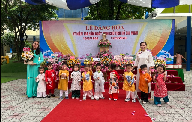 Học sinh trồng c&acirc;y, d&acirc;ng hoa sen mừng ng&agrave;y sinh Chủ tịch Hồ Ch&iacute; Minh - Ảnh 2.