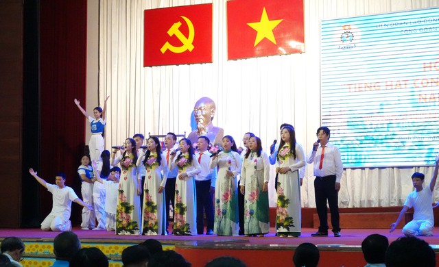 TP.HCM: Hàng trăm người lao động phường Bình Phú thi hát, nhận quà- Ảnh 2. TP.HCM: Hàng trăm người lao động phường Bình Phú thi hát, nhận quà- Ảnh 2.