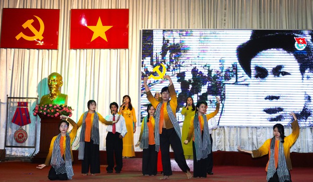 TP.HCM: Hàng trăm người lao động phường Bình Phú thi hát, nhận quà- Ảnh 1. TP.HCM: Hàng trăm người lao động phường Bình Phú thi hát, nhận quà- Ảnh 1.
