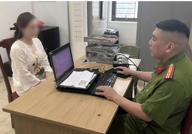 Công an lập hồ sơ xử lý cô gái chửi, tát tài xế ô tô lớn tuổi- Ảnh 1. Công an lập hồ sơ xử lý cô gái chửi, tát tài xế ô tô lớn tuổi- Ảnh 1.