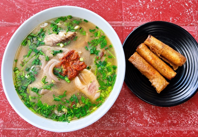 Món cháo tên lạ chỉ bán 3 tiếng mỗi sáng ở Đồng Hới, khách đến muộn…hết phần - Ảnh 6.