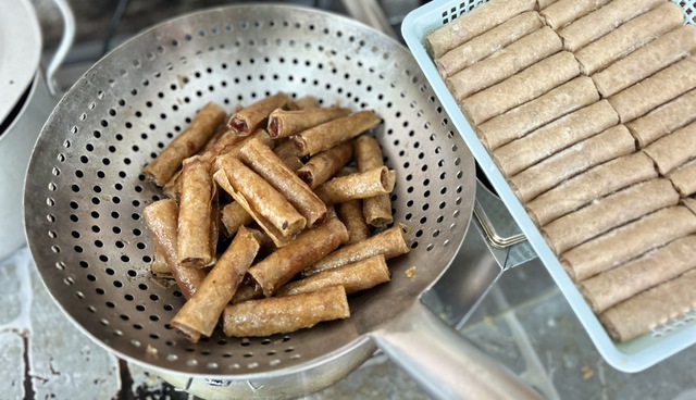 Món cháo tên lạ chỉ bán 3 tiếng mỗi sáng ở Đồng Hới, khách đến muộn…hết phần - Ảnh 4.