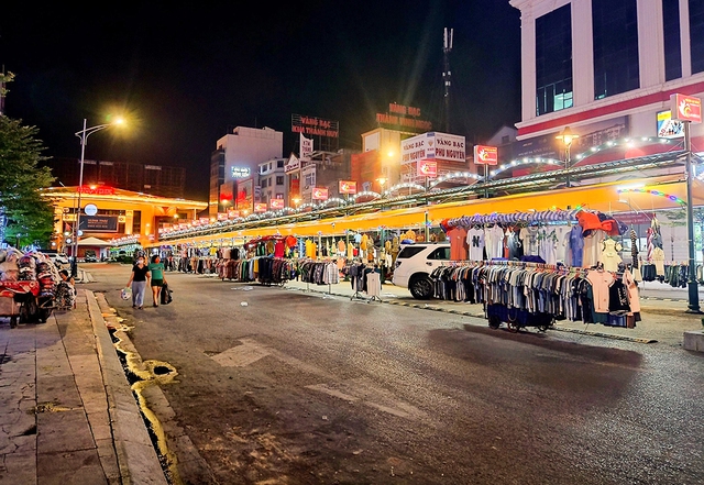 Lăng kính bạn đọc: Mong phố đêm không thành sản phẩm lỗi - Ảnh 1.