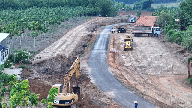 Người dân hiến đất trị giá khoảng 20 tỉ đồng để nhà nước làm đường - Ảnh 1.
