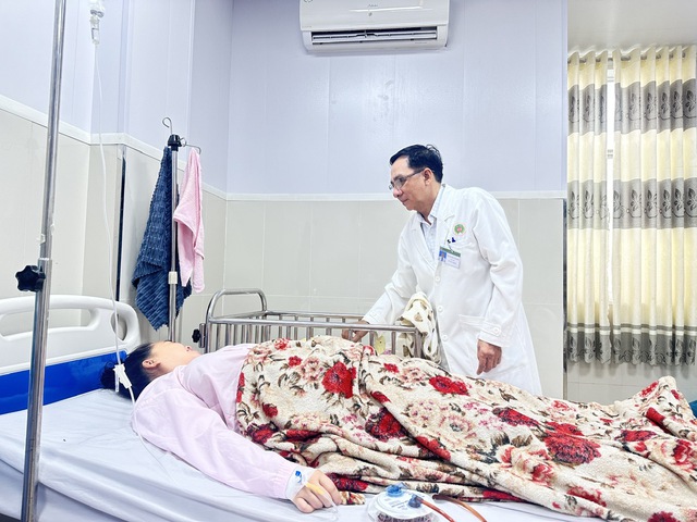 Bệnh viện Quân y 121 giành lại sự sống cho thai phụ bị rắn cực độc cắn - Ảnh 1.
