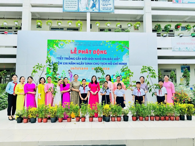 Học sinh trồng c&acirc;y, d&acirc;ng hoa sen mừng ng&agrave;y sinh Chủ tịch Hồ Ch&iacute; Minh - Ảnh 9.