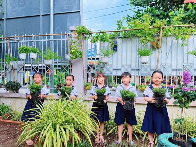 Học sinh trồng c&acirc;y, d&acirc;ng hoa sen mừng ng&agrave;y sinh Chủ tịch Hồ Ch&iacute; Minh - Ảnh 4.